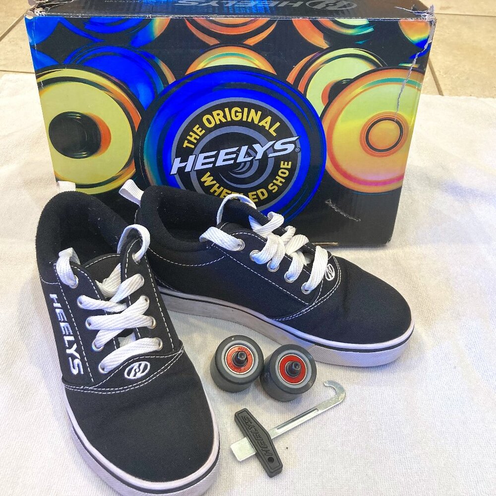 Heely Wheeled Black Tennis Shoes, Kids size 3Y